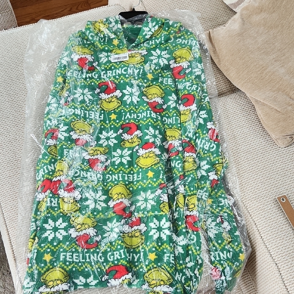 Green Grinch Holiday Sweater. New, L/XL